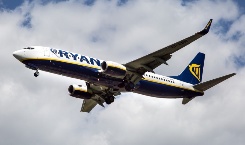 Ryanair shares weaker on disappointing third-quarter results